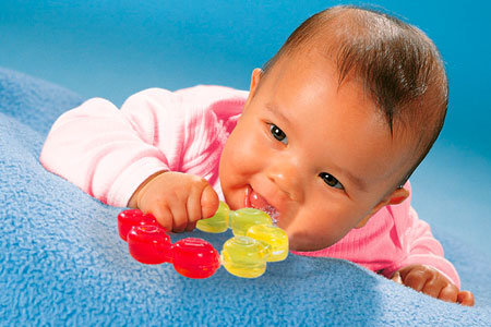 Как помочь малышу, когда режутся зубы?